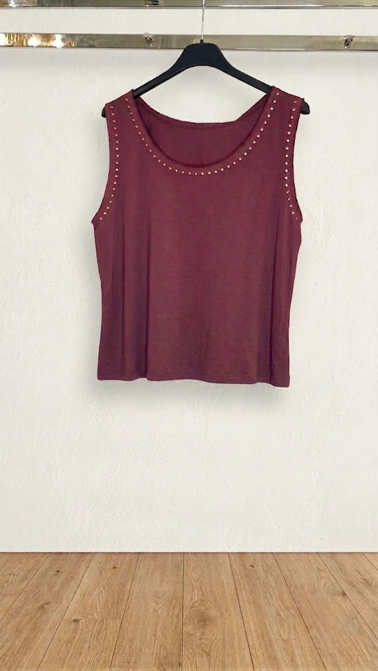 Camiseta granate con brillos en el cuello